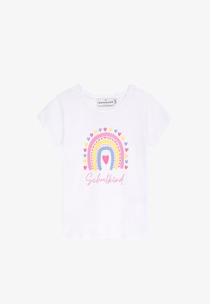Weißes Baumwoll-T-Shirt mit einem Regenbogendesign, das rosa, blaue und gelbe Herzen zeigt, sowie dem Schriftzug "Schulkind" in rosa Schreibschrift.
