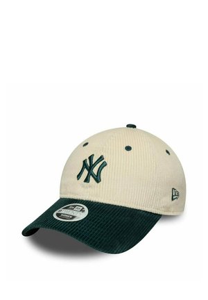 Gorra de sarga color beige con visera verde oscura, que presenta un logotipo bordado de NY en la parte frontal y una etiqueta de tamaño en la visera.