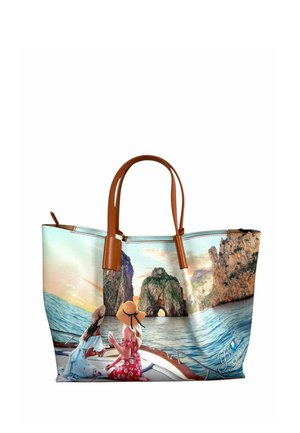 Borsa di tela con manici marroni raffigurante due donne con cappelli su una barca che osservano scogli rocciosi e un arco marino al tramonto.