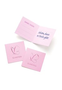 Rožinė atvirutė, atversta su ranka rašytu pranešimu viduje. Dvi derančios plokščios kortelės su drugelio logotipu ir žodžiu "GLANZVOLL", atspausdintu apačioje.