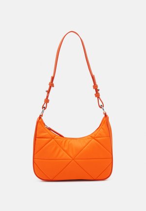 Kleine orange gesteppten Umhängetasche mit verstellbarem Riemen und silberner Hardware vor einfachem hellem Hintergrund.