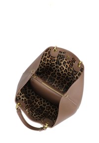 Borsa a secchiello in finta pelle marrone con interno in tessuto leopardato, dettagli in metallo dorato e tasca con zip interna.