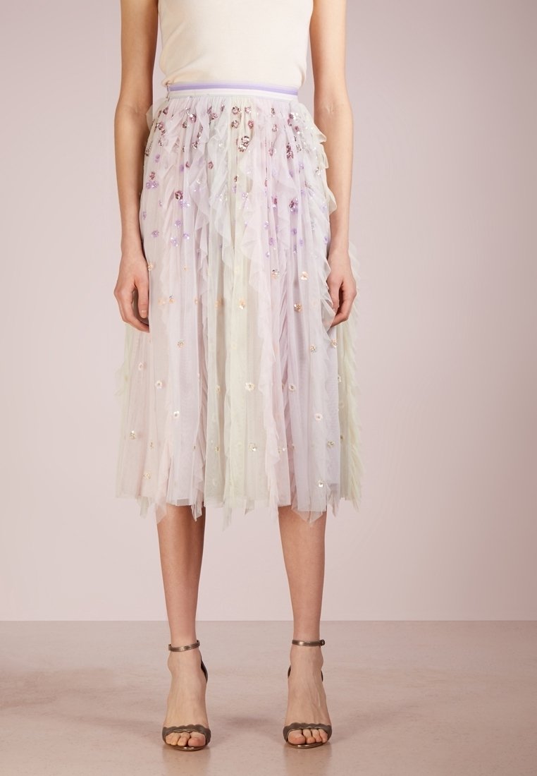 Jupe en tulle aux couleurs pastel, avec des volants et des embellissements floraux, dotée d'une taille ajustée et d'une conception à plusieurs couches.