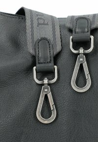Zwarte leren tas met twee zilveren metalen sluitingen bevestigd aan grijze stoffen banden met gestikte leren uiteinden.