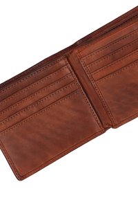 Bruine leren portemonnee met een gladde textuur, voorzien van meerdere kaarten slots en nette stiksels langs de randen. Open en vlak uitzicht.