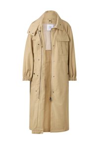Trench-coat long beige avec fermeture éclair frontale et boutons-pression, poignets élastiques, grandes poches poitrine à rabats, et large col.