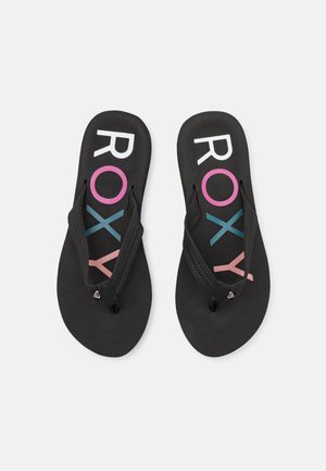 Chinelos pretos com sola de borracha e tiras de tecido, com o texto colorido "ROXY" em branco, rosa e verde-água ao longo do pé.