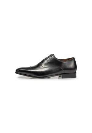 Chaussure formelle en cuir noir avec un bout pointu élégant, fermeture à lacets à six œillets et un talon bas. Texture lisse avec un minimum de détails de couture.