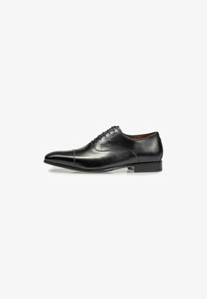 Zapato formal de cuero negro con una punta afilada y elegante, cierre de cordones con seis ojales y un tacón bajo. Textura suave con un detalle de costura mínimo.