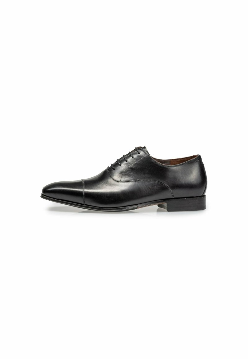 Schwarze formelle Lederschuhe mit einer eleganten, spitzen Zehenpartie, sechs Ösen-Schnürung und niedrigem Absatz. Glatte Textur mit minimaler Nahtdetails.