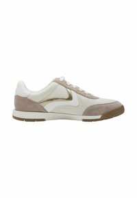 Sneaker bianche con accenti in suede beige, superficie texturizzata, punta rotonda e suola piatta in gomma. Presentano dettagli metallici sottili e un design cucito.