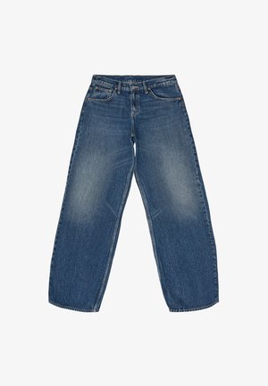 Farkut, joissa on leveät lahkeet, medium sinisessä värissä, joissa on haalistunut pesu, klassinen viisi-taskuinen muotoilu ja kestävä ompelu lahkeiden reunoilla.