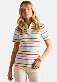 Gestreiftes Poloshirt mit mehrfarbigen horizontalen Streifen in Rot, Grün, Blau und Pink auf einem cremefarbenen Hintergrund. Kurzärmlig mit Knopfleiste.