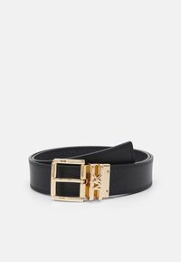 Zwarte leren riem met een glanzende gouden rechthoekige gesp met gegraveerd logo. Soepele textuur, nauwkeurige stiksels en een klassiek design.