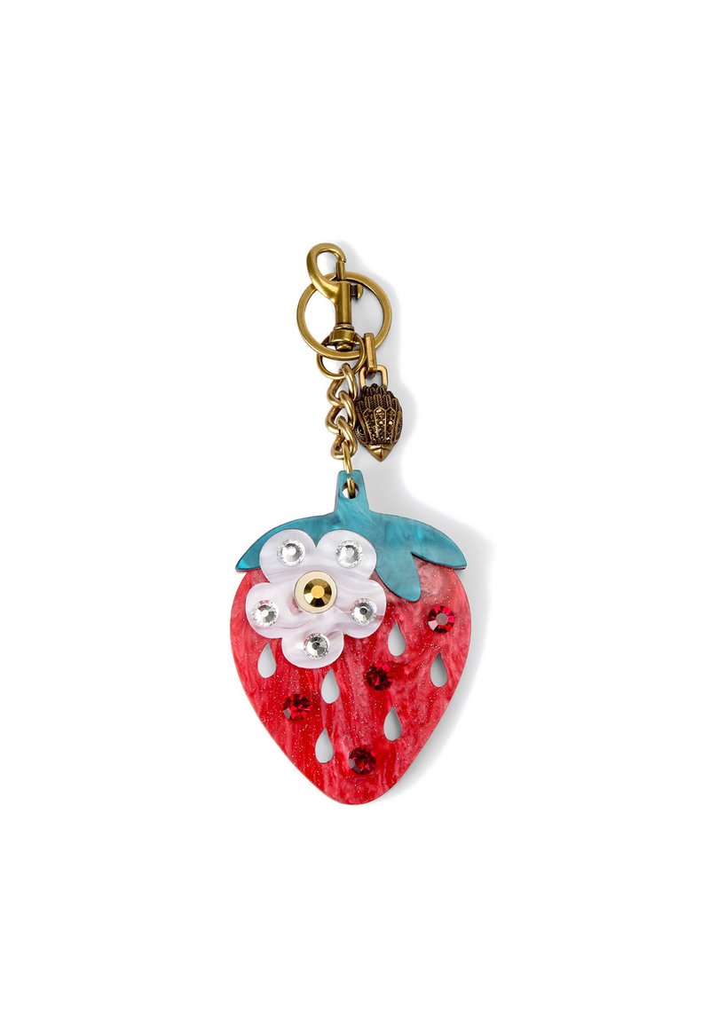 Portachiavi a forma di fragola con un corpo glitter rosso, foglie blu, accentuato da un fiore bianco e con strass lucenti. Hardware dorato.