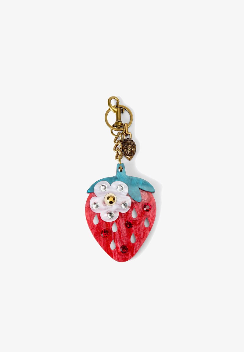 Portachiavi a forma di fragola con un corpo glitter rosso, foglie blu, accentuato da un fiore bianco e con strass lucenti. Hardware dorato.