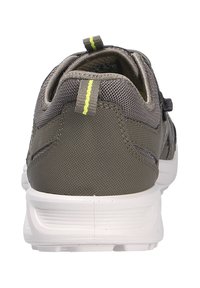 Baskets de sport vert foncé avec une tige en mesh respirant, un col rembourré et une semelle blanche. Présente une sangle noire et un accent jaune vif.