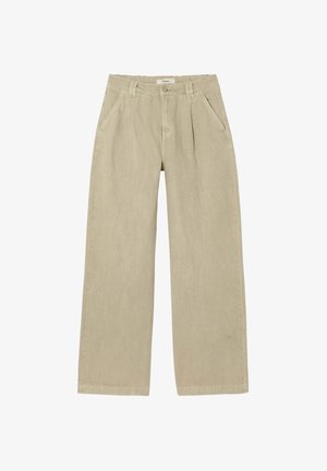 Pantalon beige à jambes larges avec passants de ceinture, fermeture à bouton et zip devant, poches latérales, et plis sous la ceinture.