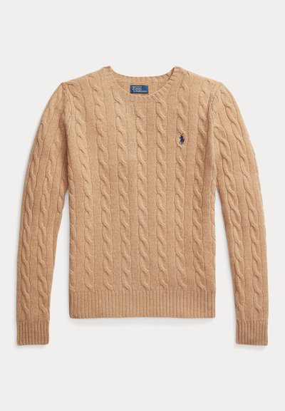 Pull en maille torsadée couleur chameau à manches longues et poignets côtelés, avec un petit logo Polo brodé sur la poitrine.