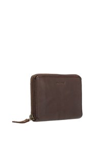 Portefeuille en cuir marron avec fermeture éclair, présentant une texture lisse et un logo en relief. Forme rectangulaire compacte, design minimaliste.