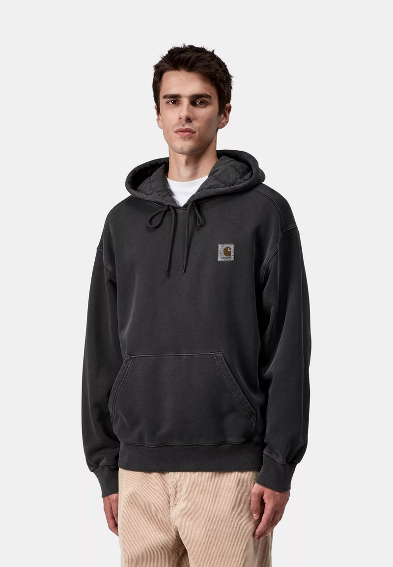 Felpa nera in cotone con tasca a marsupio, cappuccio con coulisse e patch del logo sul petto. Polsini e bordo a coste, vestibilità comoda.
