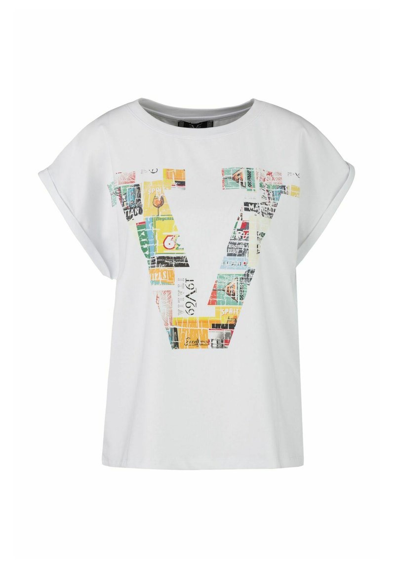 Kurzes weißes T-Shirt mit einem großen 'V', das aus bunten, gemusterten Patches besteht. Weicher Baumwollstoff, lässige Passform, runder Ausschnitt.