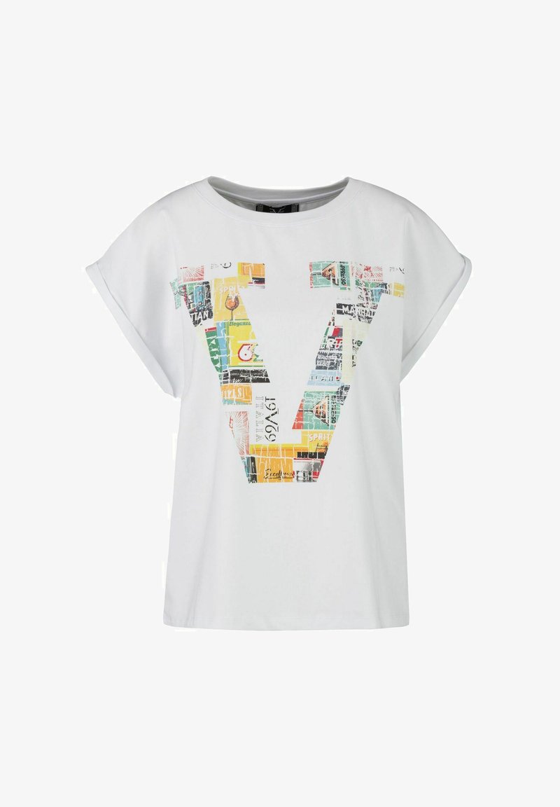 Kurzes weißes T-Shirt mit einem großen 'V', das aus bunten, gemusterten Patches besteht. Weicher Baumwollstoff, lässige Passform, runder Ausschnitt.