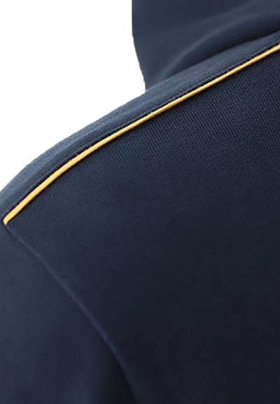 Felpa blu navy con un tessuto testurizzato e una sottile accentuazione gialla lungo la cucitura della spalla. Design semplice senza motivi.