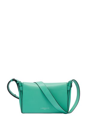 Türkise Leder-Umhängetasche mit rechteckiger Form, flachem Design, verstellbarem Tragegurt und dezenter silberner Beschriftung auf der Vorderseite.