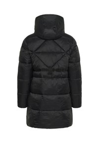 Chaqueta abrigo negra tipo puff con capucha, que presenta un acabado texturizado, diseño acolchado y una correa en la cintura. La vista trasera muestra costuras horizontales y diagonales.