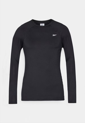 Cămașă sport neagră cu mânecă lungă, confecționată din material elastic, cu decolteu rotund și un logo contrastant pe partea stângă sus.