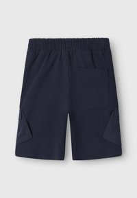 Shorts bleu marine avec taille élastique, deux poches latérales et une poche à rabat à plat sur la jambe droite. Fabriqués en matériau doux et léger.