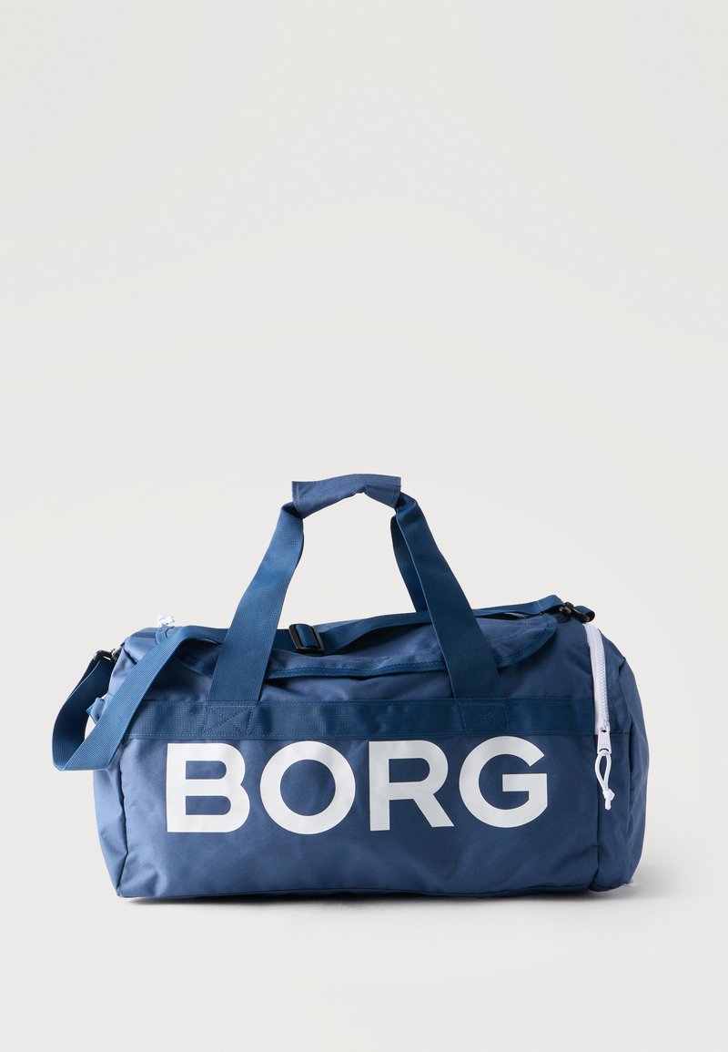 Μπλε ορθογώνια τσάντα duffel με λευκή επιγραφή «BORG», διπλές λαβές μεταφοράς, ρυθμιζόμενο ιμάντα ώμου και φερμουάρ σε διαμερίσματα.
