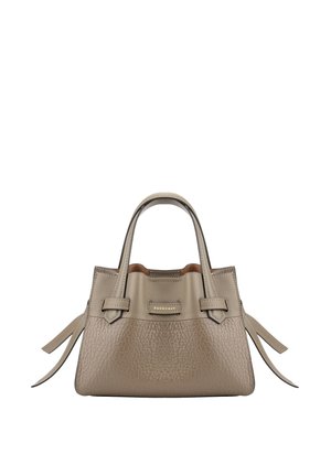 Sac à main en cuir texturé taupe avec deux poignées supérieures, liens latéraux et une petite étiquette de marque dorée au centre avant.