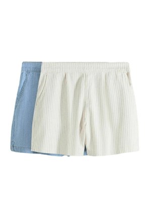Zwei Paare lässige Shorts, eines aus hellblauem Denim und eines weiß mit dünnen vertikalen Nadelstreifen, beide mit elastischem Bund und Seitentaschen.