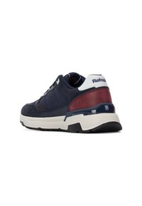 Zapatilla deportiva en color marino y burdeos, con materiales de ante y cuero, que presenta un acento blanco, una suela texturizada y un detalle de amortiguación visible.