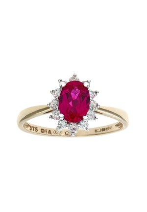 Anello in oro con una pietra centrale ovale di rubino, circondata da diamanti rotondi. Fascia liscia con finitura lucida. Incisione dettagliata all'interno.