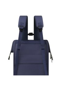 Sac à dos bleu marine avec des bretelles rembourrées et ajustables, texture lisse, poignée de transport en haut et une poche zippée sur le côté.