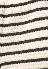 Gebreide stof met afwisselend zwarte en witte horizontale strepen. Het oppervlak heeft een licht textuur en is gemaakt met een ademende weving.