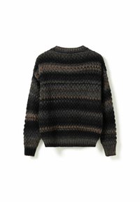 Pletený sveter v čiernej, šedej a hnedej pruhovanej kombinácii. Má okrúhly výstrih a rebrované lemy. Textúrovaný vzor pridáva hĺbku dizajnu.