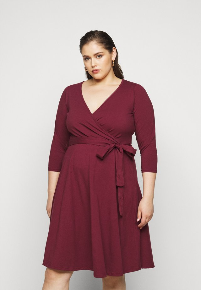 WRAP DRESS - Vardagsklänning - berry