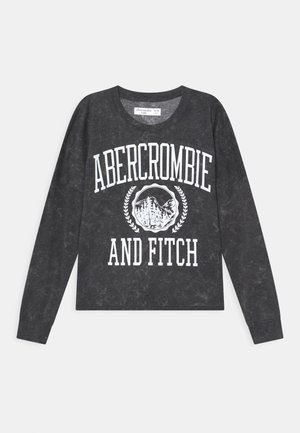 Camiseta de manga larga de color gris oscuro con texto blanco "Abercrombie and Fitch" y un gráfico circular de montaña y árboles en la parte delantera, talla 9/10 para niños.