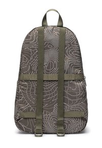 Zaino in tessuto grigio con motivi a righe bianche, spallacci verdi e maniglia superiore. Include spalliera imbottita e chiusura a zip.