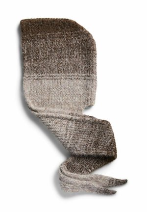 Une femme porte un long manteau gris anthracite et une épaisse écharpe taupe enroulée autour de sa tête, sur un fond de studio blanc uni.