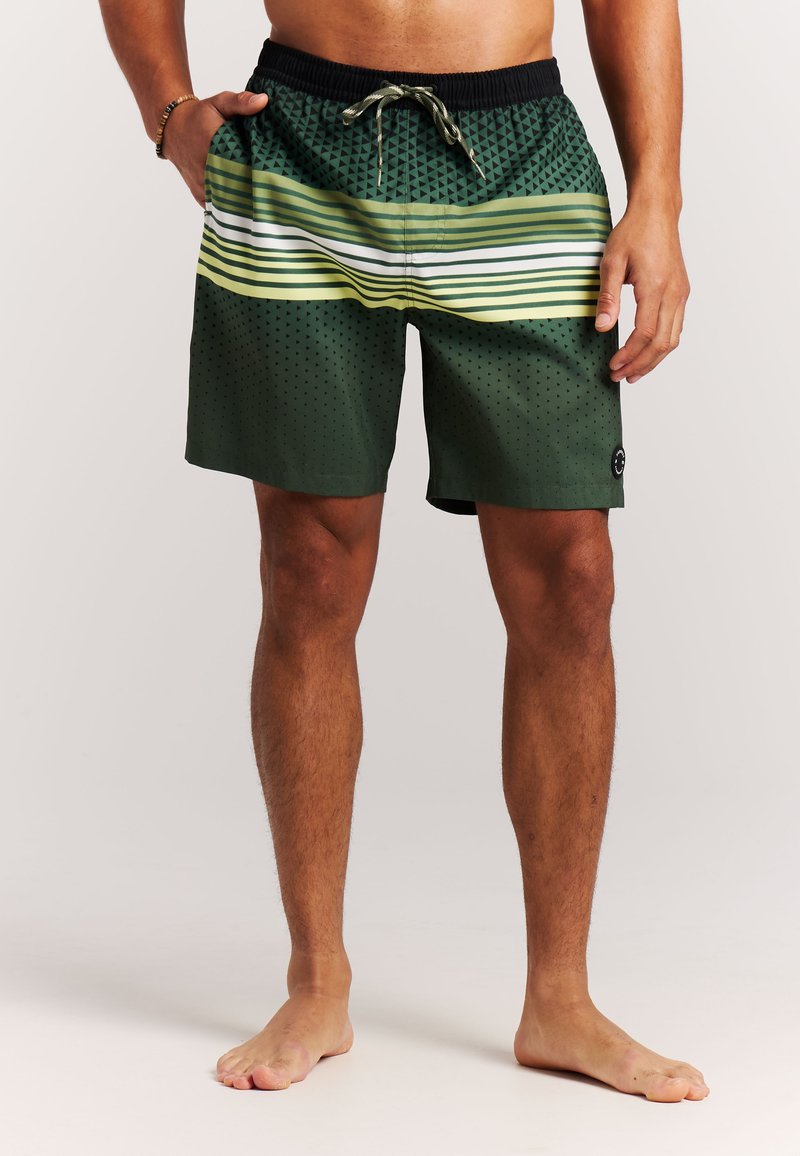 Shorts de bain verts avec une ceinture noire et un cordon de serrage, présentant des motifs triangulaires, des rayures horizontales vertes et blanches, ainsi que de petits trous.