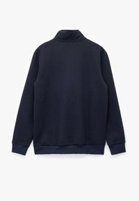 Pullover de canalé azul marino con cuello alto, mangas largas y diseño de color sólido. Textura suave y cinturilla ajustada en el dobladillo.