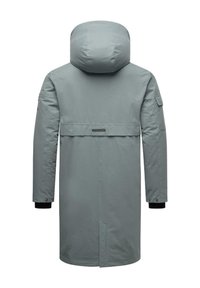 Világosszürke parkajacket kapucnival, hosszú ujjakkal és hátsó szellőzőnyílással. Az alsó részen jelvény található, állítható mandzsettákkal rendelkezik. Simább textúra.