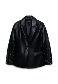 Blazer in ecopelle nera con un bavero strutturato, caratterizzato da borchie decorative in argento sulle maniche e due tasche frontali.