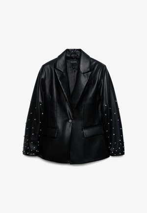 Schwarze Kunstlederblazer mit strukturiertem Revers, ausgestattet mit dekorativen silbernen Nieten an den Ärmeln und zwei vorderen Taschen.