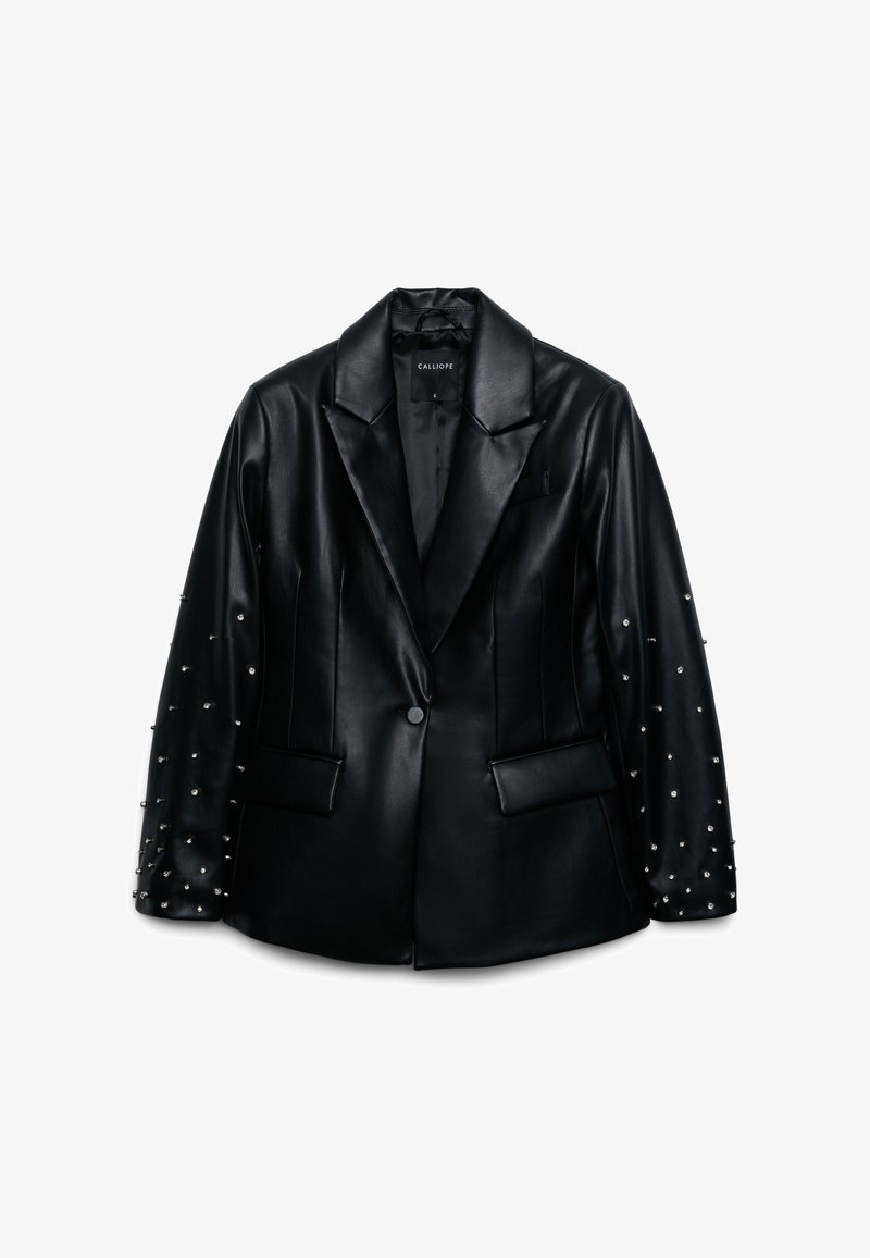 Blazer in ecopelle nera con un bavero strutturato, caratterizzato da borchie decorative in argento sulle maniche e due tasche frontali.